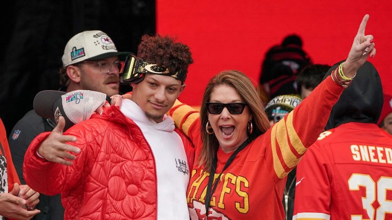 Patrick Mahomes’ mom visits White House after Trump shoutout